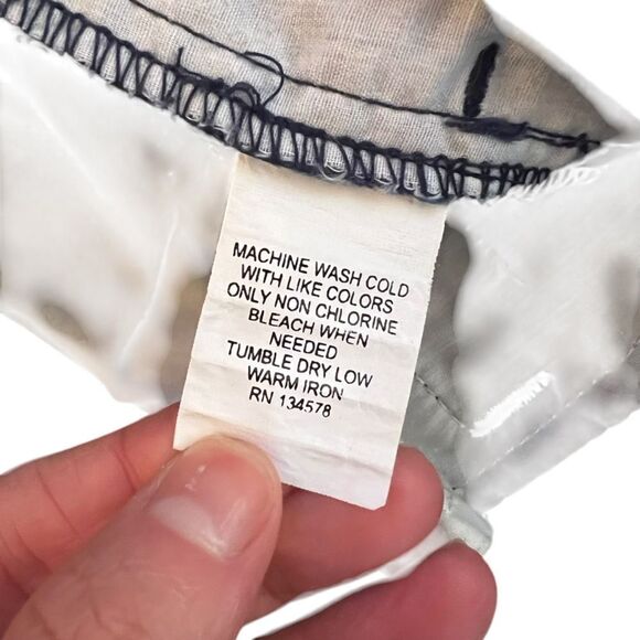 Vineyard vines Women's Navy Shorts. Size 6 - Picture 2 of 6